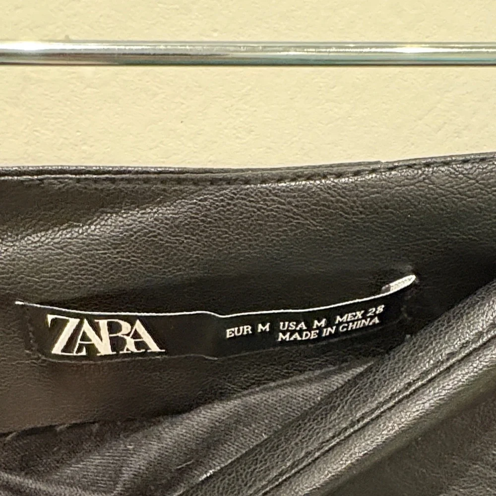 Zara Elegant Black Mini Skirt - Picture 2 of 4